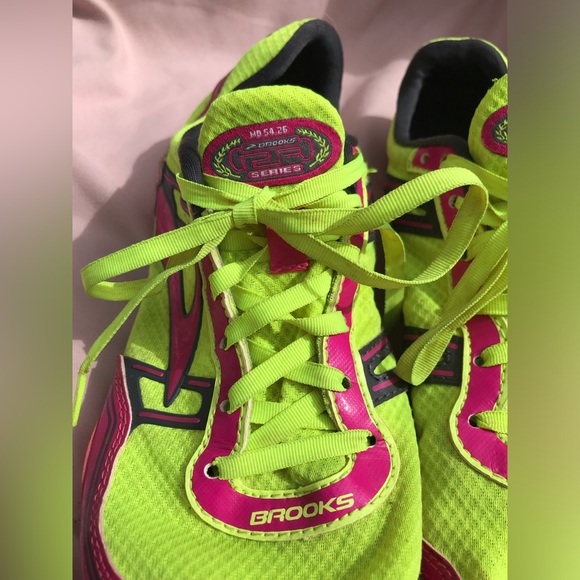 Brooks PR Series Neon Green and Pink Mid Distance Running Spikes - 9.5 - Picture 6 of 14